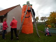 Převlékáme čarodějnici za Obří Halloweenskou mrkvodýni